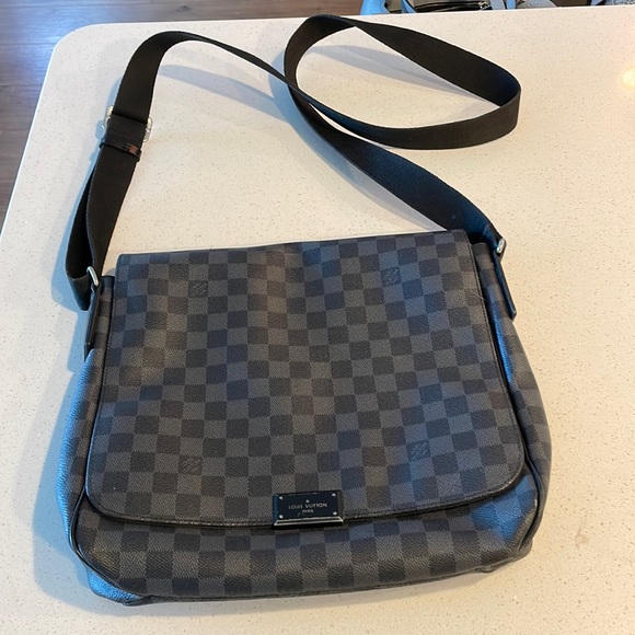 LOUIS VUITTON
DAMIER GRAPHITE DISTRICT MESSENGER MM - Picture 1 of 9